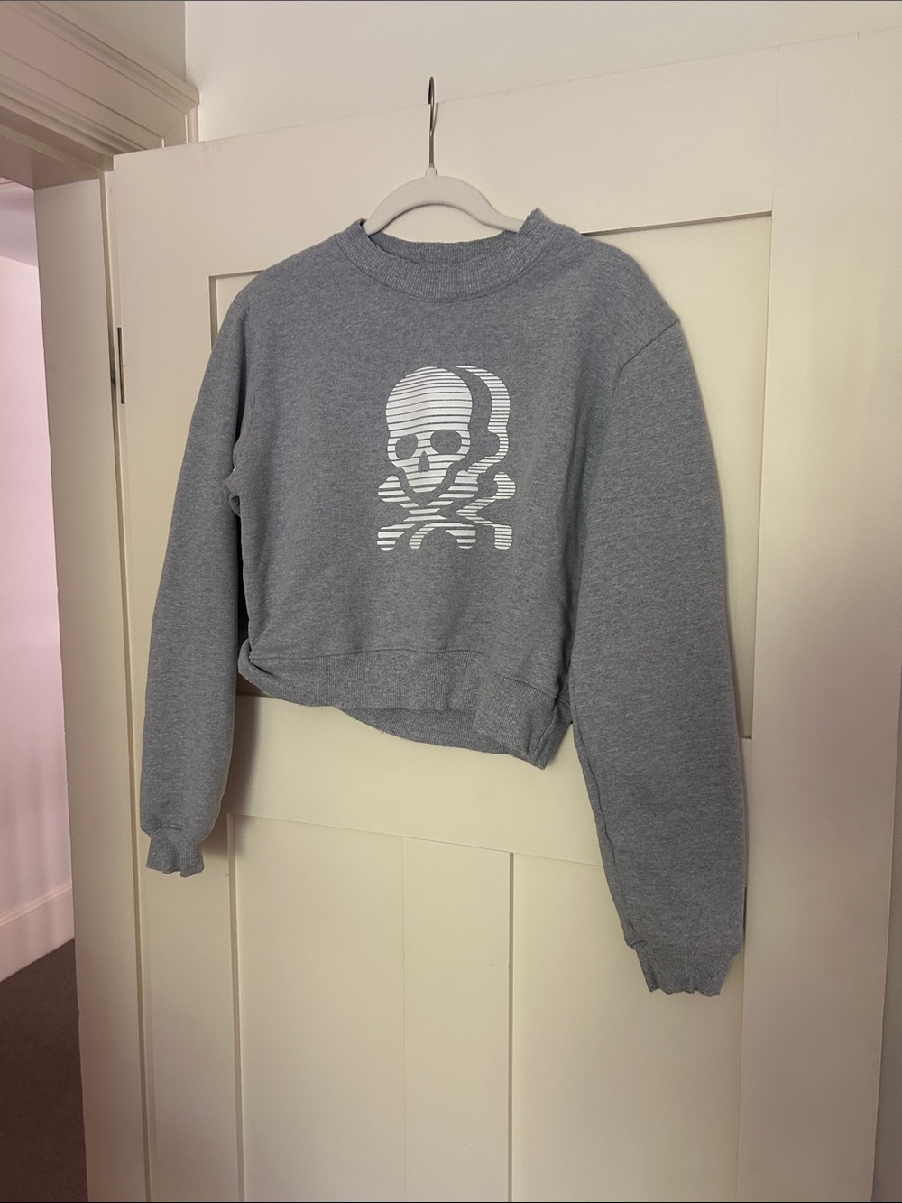 soulcycle Gray Cropped Sweatshirt with White Skull Graphic